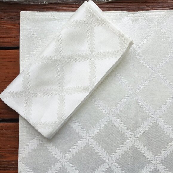 NWT - LENOX Laurel Leaf Napkins Bundle of 4 Napkins LENOX White 19" x 19" - Picture 3 of 5